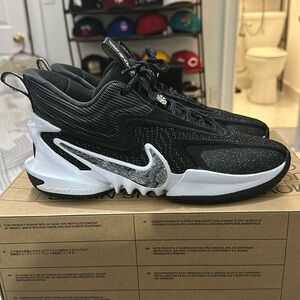 Nike Cosmic Unity 2 Mens basketball shoes sz 8